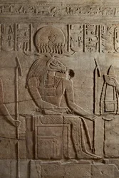 Relief sur un sanctuaire érigé par le pharaon Taharqa dans la cour du temple d